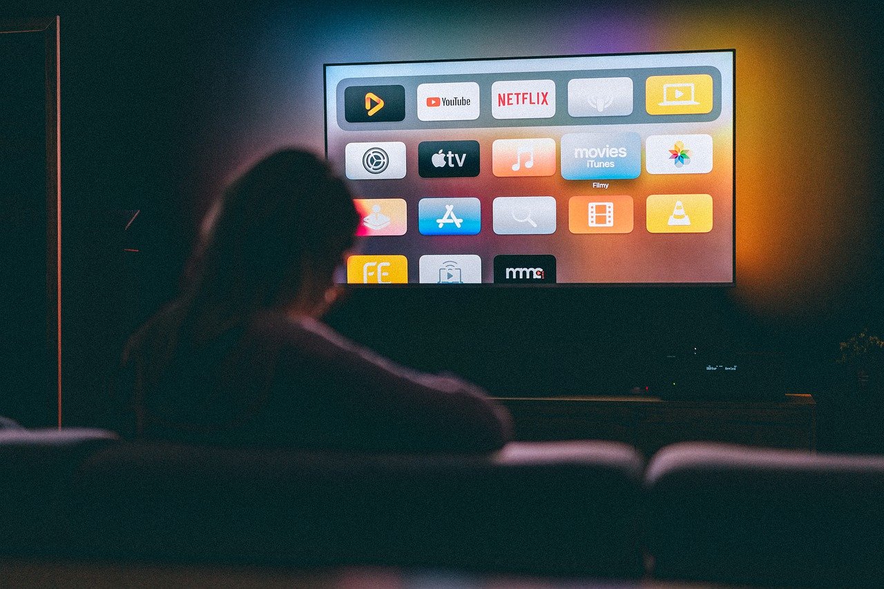 Applications Tv Watching Girl  - yousafbhutta / Pixabay